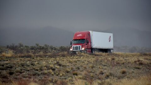 Cami&oacute;n en carretera