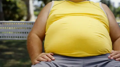 Desactivan una IA por sus peligrosas recomendaciones Imagen de archivo de un hombre obeso