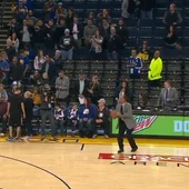 Dell Curry se dispone a lanzar un triple Dell Curry se dispone a lanzar un triple
