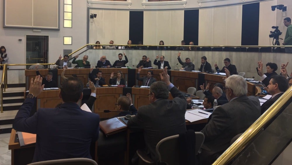 Momento de una votación en el Pleno de la Diputación Provincial de Alicante.