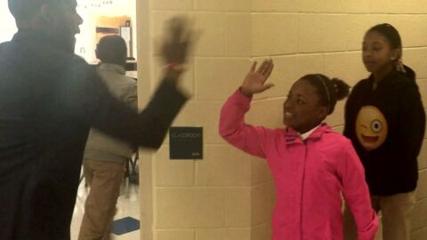 El profesor saluda a una de sus alumnas