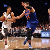Willy Hernangómez intenta frenar a Dinwiddie 
