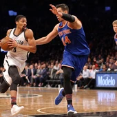 Willy Hernangómez intenta frenar a Dinwiddie Willy Hernangómez intenta frenar a Dinwiddie