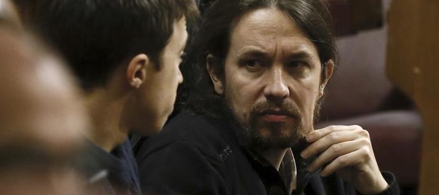 Pablo Iglesias mira a Íñigo Errejón Pablo Iglesias mira a Íñigo Errejón