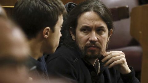 Pablo Iglesias mira a &Iacute;&ntilde;igo Errej&oacute;n