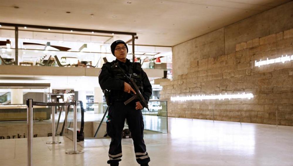 Un agente de policía en el interior del Museo del Louvre