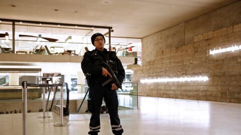 Un agente de polic&iacute;a en el interior del Museo del Louvre