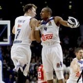 Luka Doncic celebrando con Dontaye Draper