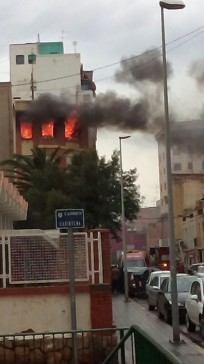 Continua en la UCI en estat greu la dona de 86 anys ferida per inhalació de fum en l'incendi de la seua vivenda. Continua en la UCI en estat greu la dona de 86 anys ferida per inhalació de fum en l'incendi de la seua vivenda.