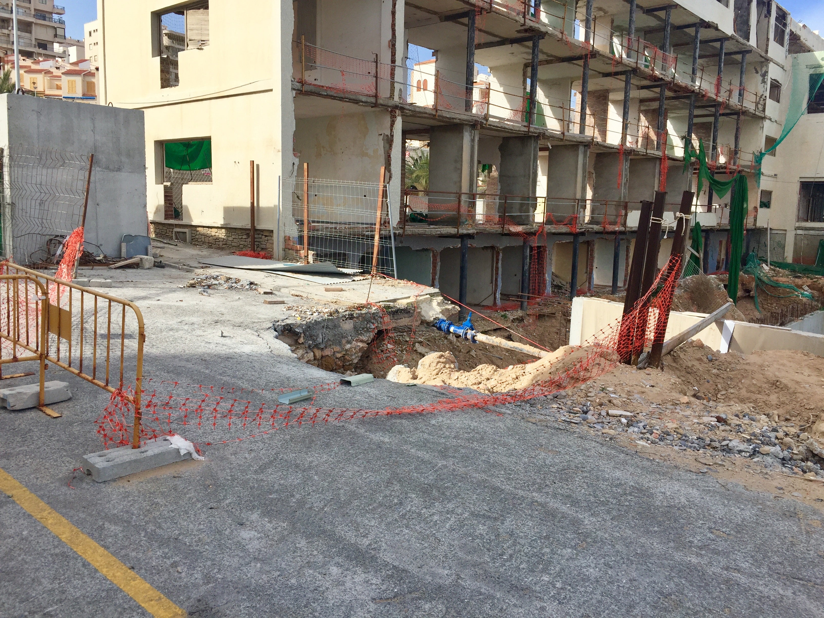Elche arreglará el socavón junto al hotel de Arenales del Sol y pasará la factura a los propietarios del edificio Elche arreglará el socavón junto al hotel de Arenales del Sol y pasará la factura a los propietarios del edificio
