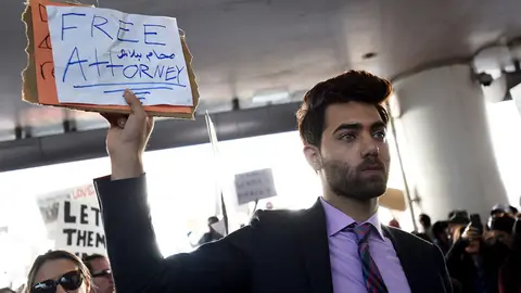 Protestas en un aeropuerto estadounidense | Archivo Un protestante pide la entrada de un conocido al país en el aeropuerto internacional de Los Ángeles (EEUU)