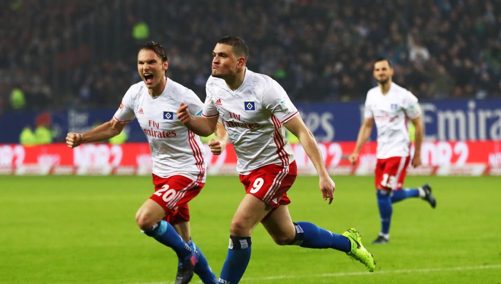 Papadopoulos celebra su gol ante el Bayer Leverkusen