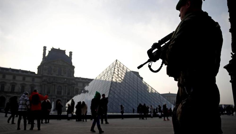Un soldado galo permanece en guardia ante el museo del Louvre en París, Francia