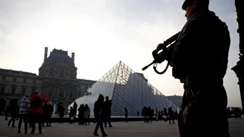 Un soldado galo permanece en guardia ante el museo del Louvre en Par&iacute;s, Francia