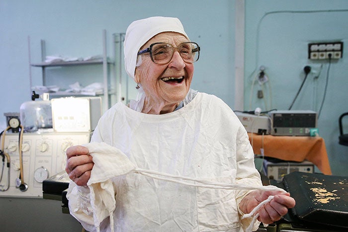 Alla Levushkina, la cirujana rusa de 90 años que se niega a jubilarse Alla Levushkina, la cirujana rusa de 90 años que se niega a jubilarse
