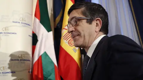 El candidato a secretario general del PSOE Patxi López en su llegada al desayuno informativo organizado por Nueva Economía Forum El candidato a secretario general del PSOE Patxi López en su llegada al desayuno informativo organizado por Nueva Economía Forum