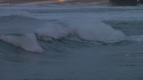 Frame 25.160275 de: A Coru&ntilde;a, Lugo y Pontevedra siguen en alerta roja por olas de 10 metros