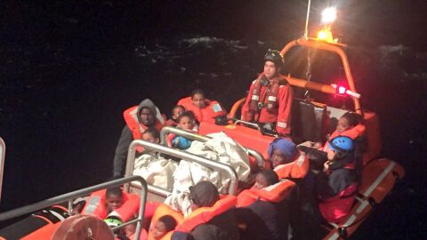 Una de las embarcaciones rescatadas en el Mediterr&aacute;neo