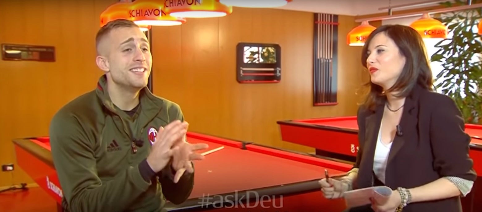 Deulofeu 'dedica' un flamenco a los seguidores del Milan en un encuentro digital Deulofeu 'dedica' un flamenco a los seguidores del Milan en un encuentro digital