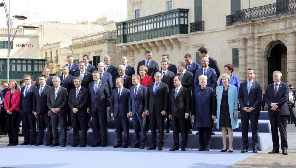Foto de familia en el ámbito de la cumbre informal de líderes de la UE en La Valeta (Malta)