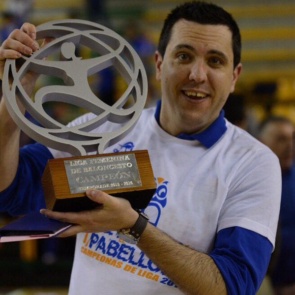 Confunden al jefe de prensa del Perfumerías Avenida con un terrorista en Polonia Confunden al jefe de prensa del Perfumerías Avenida con un terrorista en Polonia