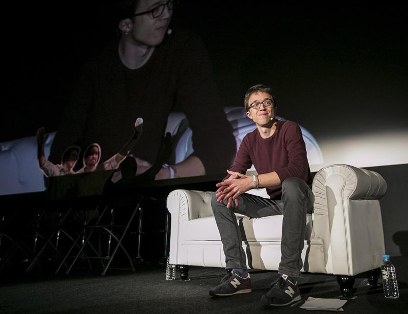 Errejón usa una imagen abrazando a Pablo Iglesias para lanzar su campaña en Podemos Errejón usa una imagen abrazando a Pablo Iglesias para lanzar su campaña en Podemos