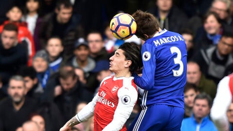 Marcos Alonso y Bellerín disputan un balón Marcos Alonso y Bellerín disputan un balón