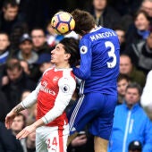Marcos Alonso y Bellerín disputan un balón