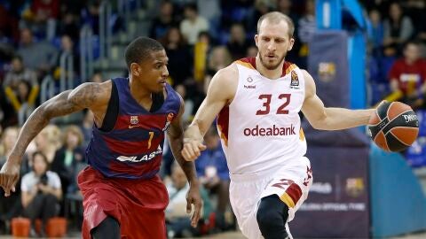 Sinan Guler sube el bal&oacute;n ante la defensa de Xavier Munford