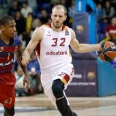 Sinan Guler sube el balón ante la defensa de Xavier Munford