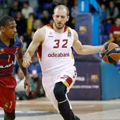 Sinan Guler sube el balón ante la defensa de Xavier Munford Sinan Guler sube el balón ante la defensa de Xavier Munford