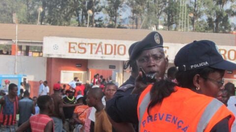 Polic&iacute;a angole&ntilde;a en las inmediaciones de estadio