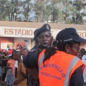 Policía angoleña en las inmediaciones de estadio