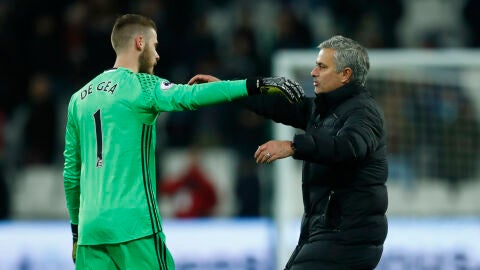 David de Gea se abraza con Jos&eacute; Mourinho