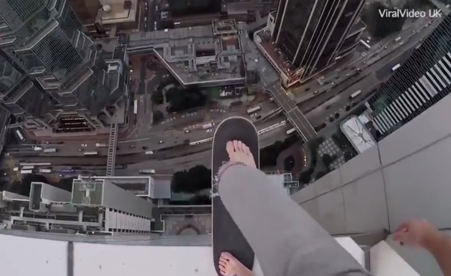 Las espeluznantes imágenes de un deportista extremo en un rascacielos de Hong Kong Las espeluznantes imágenes de un deportista extremo en un rascacielos de Hong Kong