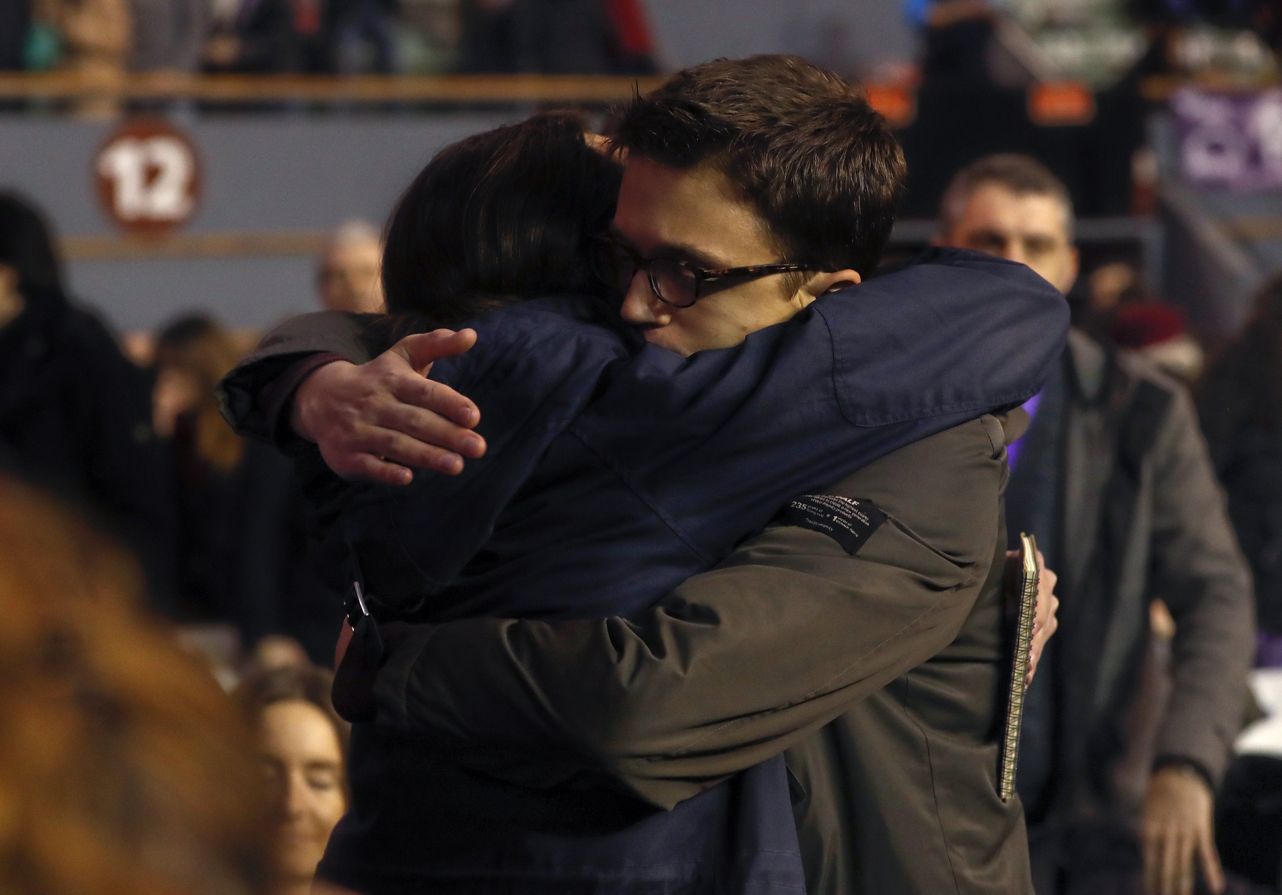 El abrazo de Iglesias y Errejón delante de las cámaras para calmar los ánimos El abrazo de Iglesias y Errejón delante de las cámaras para calmar los ánimos