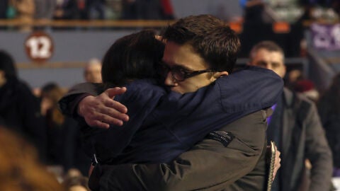 Abrazo entre Iglesias y Errej&oacute;n
