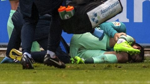 Aleix Vidal, siendo atendido por las asistencias m&eacute;dicas