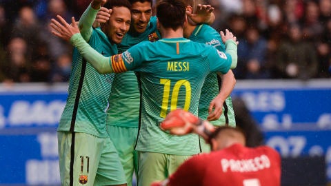 Los jugadores del Barcelona celebran uno de sus goles contra el Alav&eacute;s