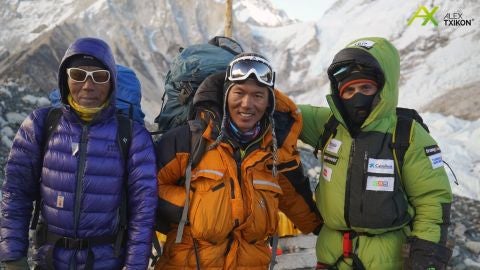 Alex Txikon, junto a sus sherpas en el campamento 2