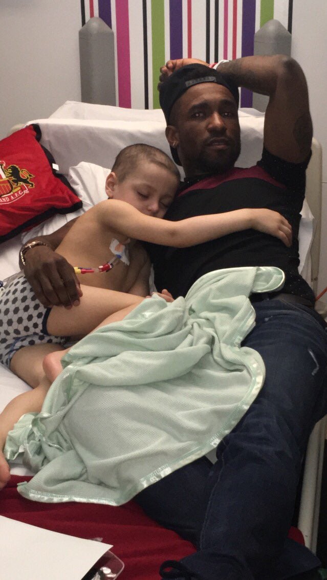 Jermaine Defoe durmió junto a un niño que sufre una enfermedad terminal Jermaine Defoe durmió junto a un niño que sufre una enfermedad terminal