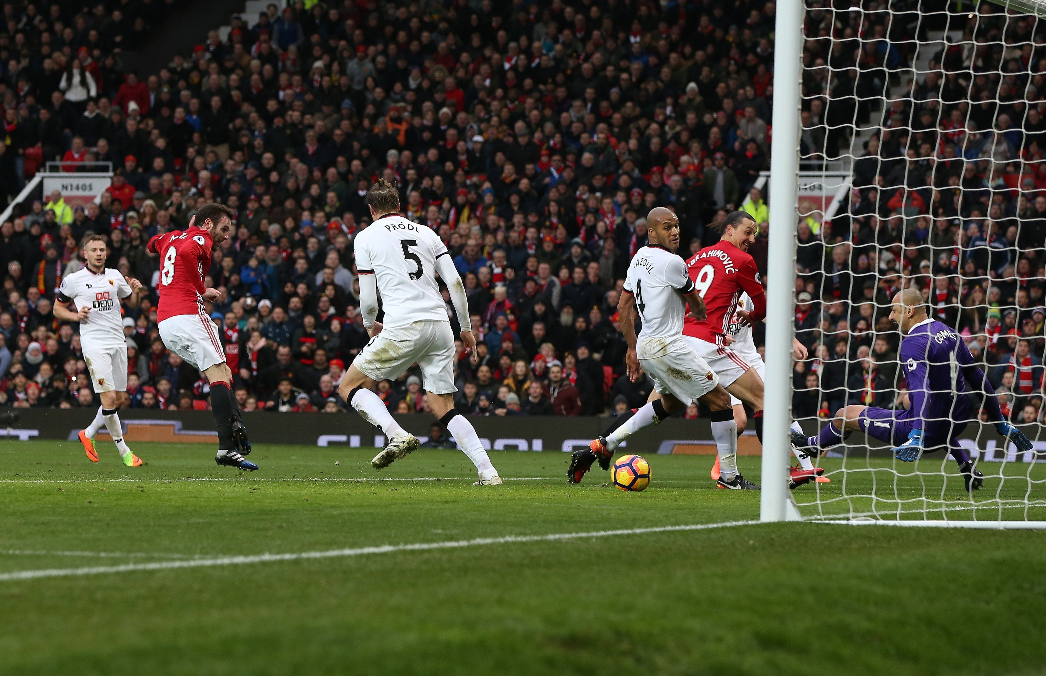 Juan Mata y Martial dan la victoria al Manchester United ante el Watford y lo acercan a los puestos de Champions League Juan Mata y Martial dan la victoria al Manchester United ante el Watford y lo acercan a los puestos de Champions League