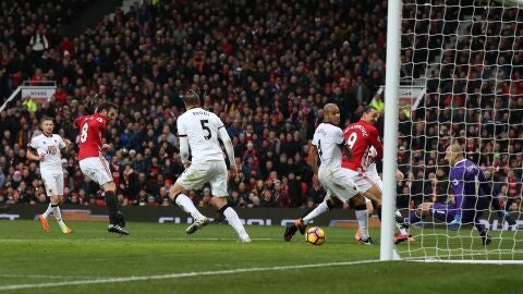 Juan Mata anotando un gol con el United