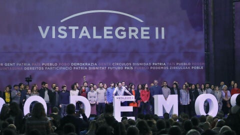 El secretario general de Podemos, Pablo Iglesias (c), acompa&ntilde;ado por los miembros del Consejo Ciudano del partido