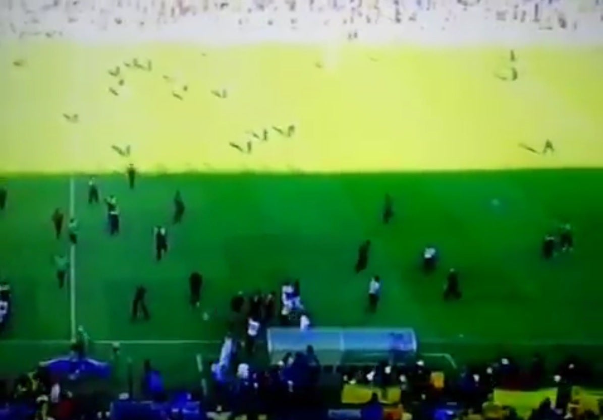 Decenas de aficionados invaden el campo para agredir a su equipo por perder 6-0 Decenas de aficionados invaden el campo para agredir a su equipo por perder 6-0