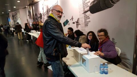 Un inscrito en Podemos vota en Vistalegre II