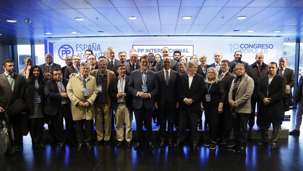 Foto de familia de Rajoy con los asistentes al Congreso del PP