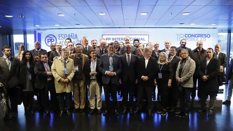 Foto de familia de Rajoy con los asistentes al Congreso del PP Foto de familia de Rajoy con los asistentes al Congreso del PP
