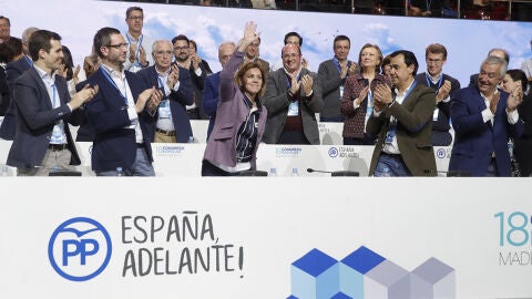 Aplausos a Mar&iacute;a Dolores de Cospedal tras el anuncio de que se mantiene como secretaria general del PP