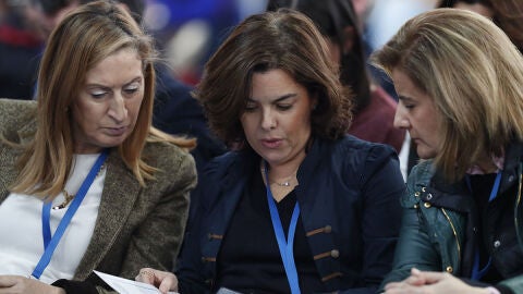 Soraya S&aacute;enz de Santamar&iacute;a se sienta junto a Ana Pastor y a F&aacute;tima B&aacute;&ntilde;ez